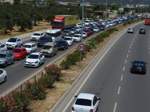 Tatil beldelerinde trafik yoğunluğu sürüyor