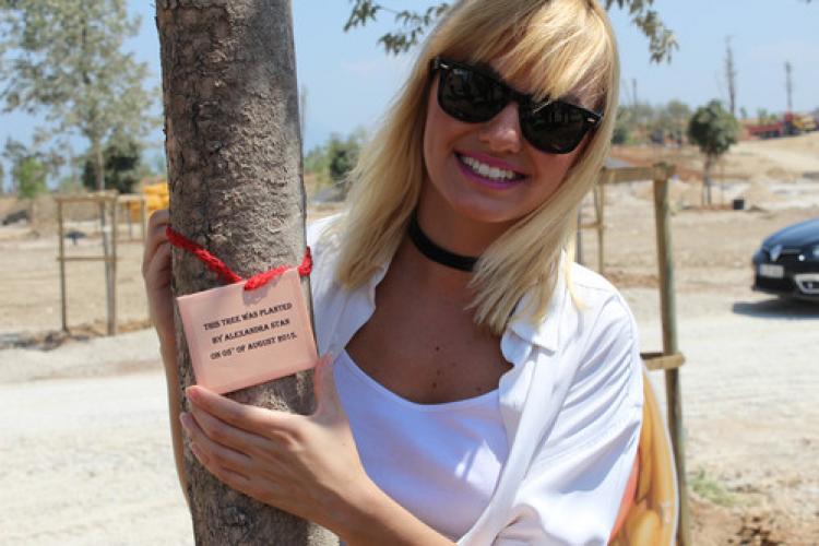 Alexandra Stan, EXPO’ya ağaç dikti
