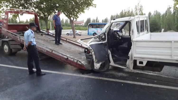 Halk otobüsü ile kamyonet çarpıştı: 15 yaralı