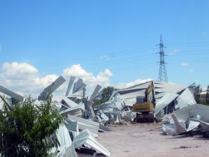 Osmangazi'deki kaçak depo yerle bir edildi