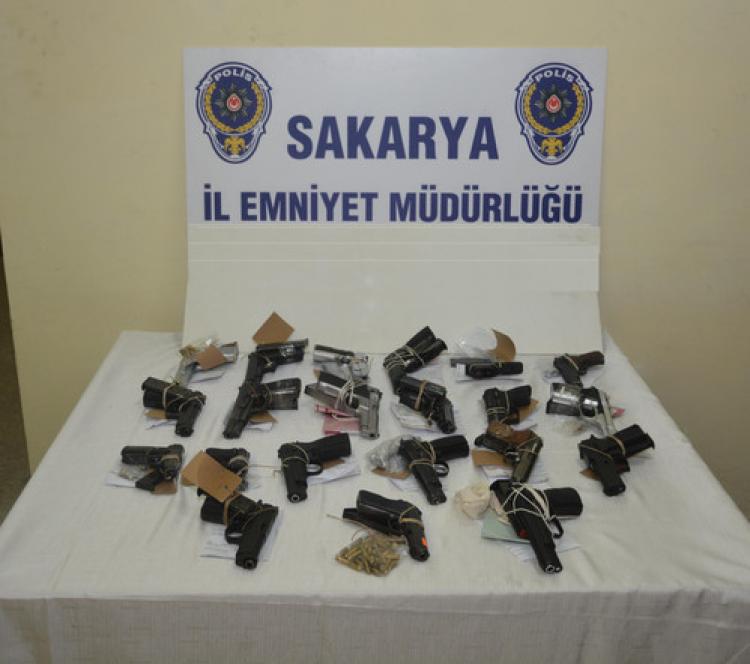 Sakarya'da polisin yaptığı denetimlerde 58 silah ele geçirildi
