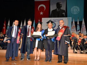 53 yaşında Üniversiteyi birincilik ile bitirdi