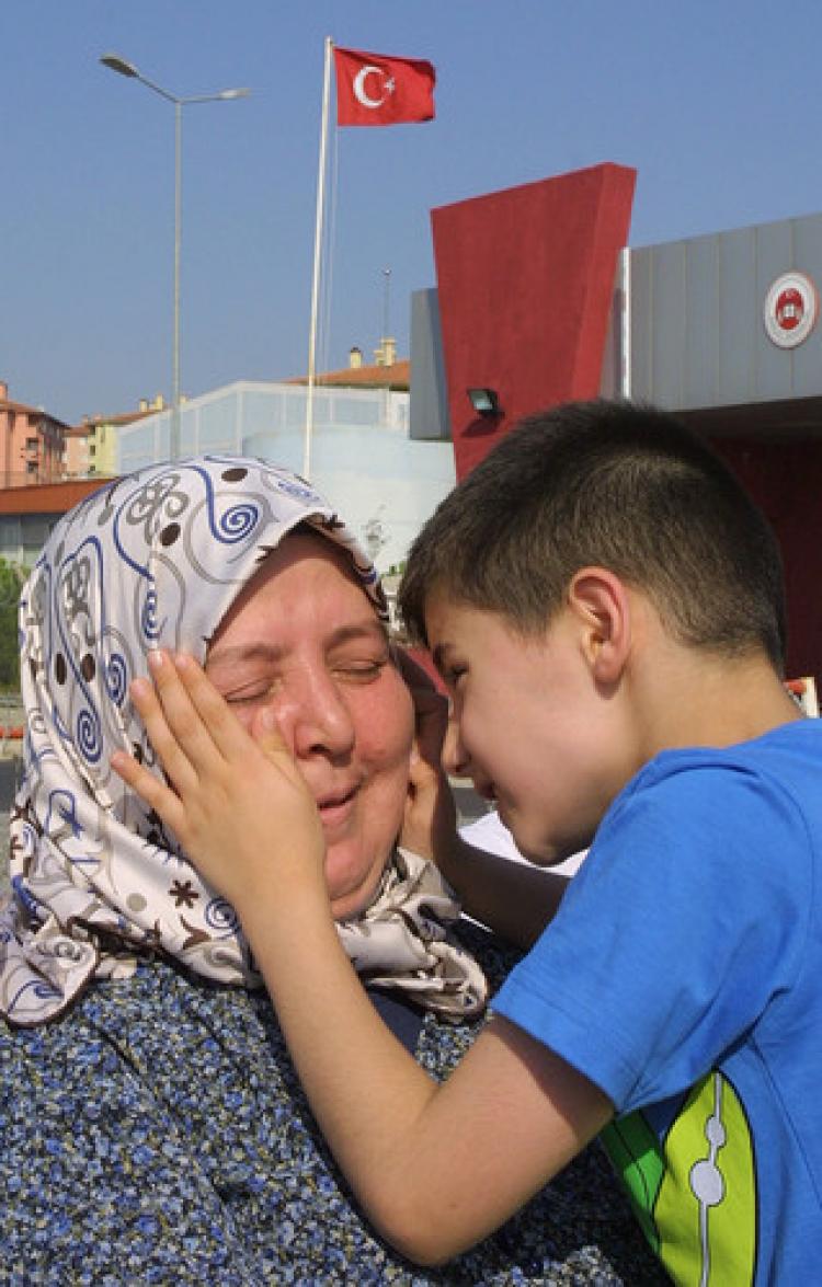 Cezaevinde babasını ziyaret eden minik Hikmet: Okula başlarken babamın yanımda olmasını istiyorum