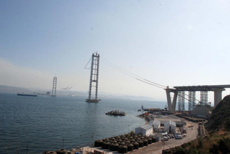 Körfez Geçiş Köprüsü'nde kopan kedi yolu yeniden yapılıyor, açılış martta