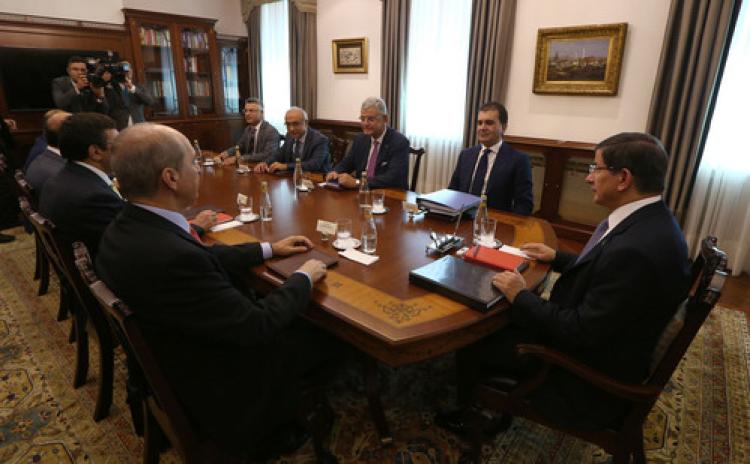 AKP heyeti, Davutoğlu ile görüştü