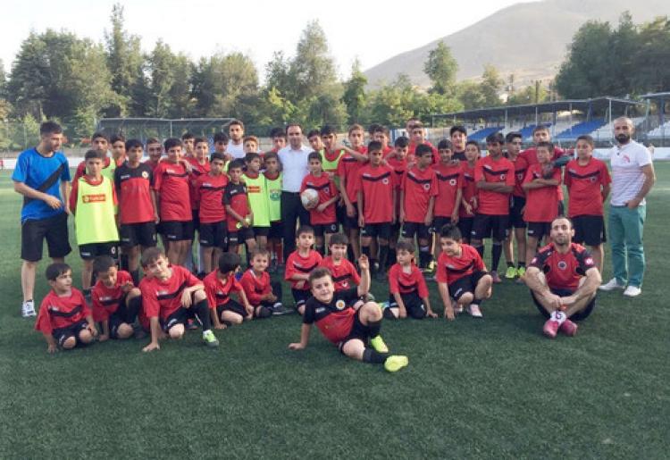 Kaymakam Murat Erkan’dan yaz futbol okulu öğrencilerine ziyaret