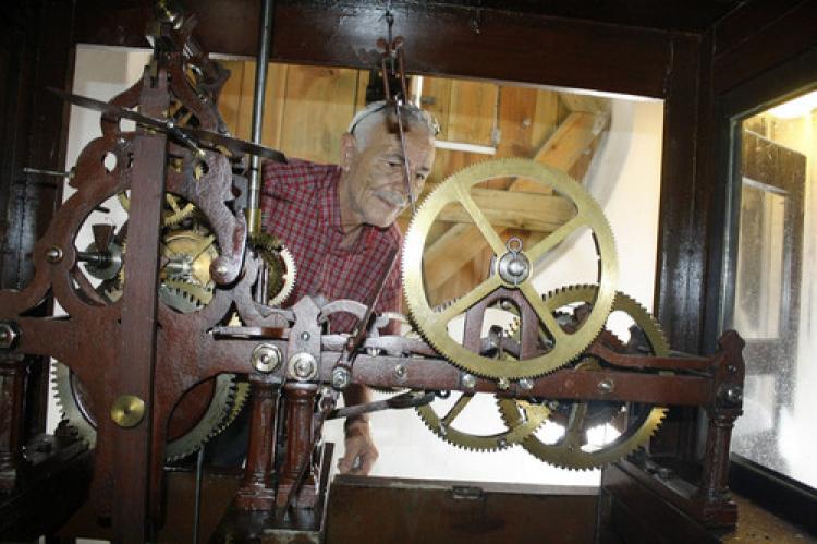Büyük Saat’in 90 yıl önceki faturasının örneği Rektör Kibar’a hediye edildi