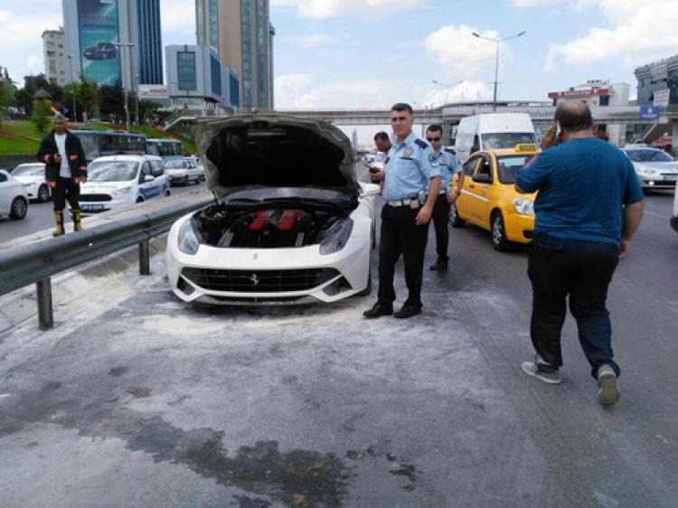 Lüks otomobil seyir halinde cayır cayır yandı