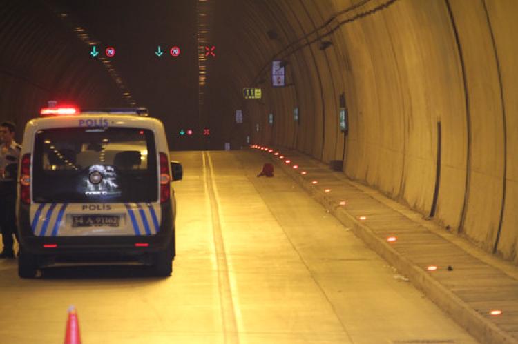 Tüneldeki şüpheli paket trafiği felç etti