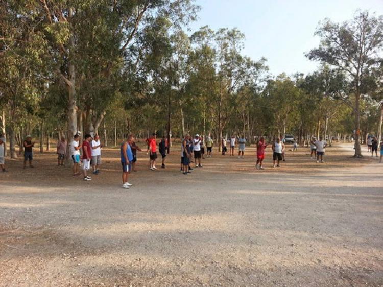 Silifkeliler antrenör eşliğinde spor yapıyor