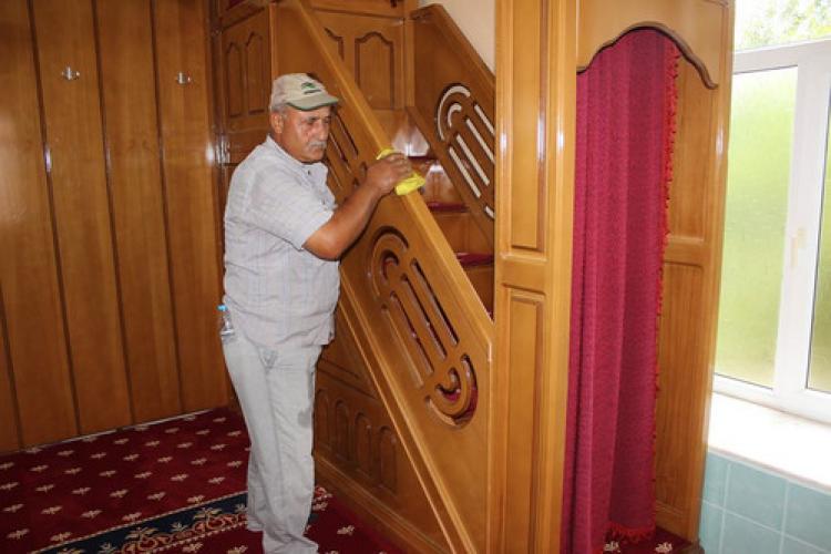 Toprakkale’deki camilerin temizliğini belediye yapıyor