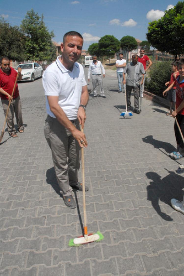 Muhtar, mahaleliye örnek olmak için her gün sokakta temizlik yapıyor