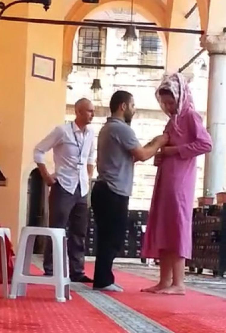 Camiyi ziyarete gelen turistleri erkek görevliler giydiriyor (Özel)