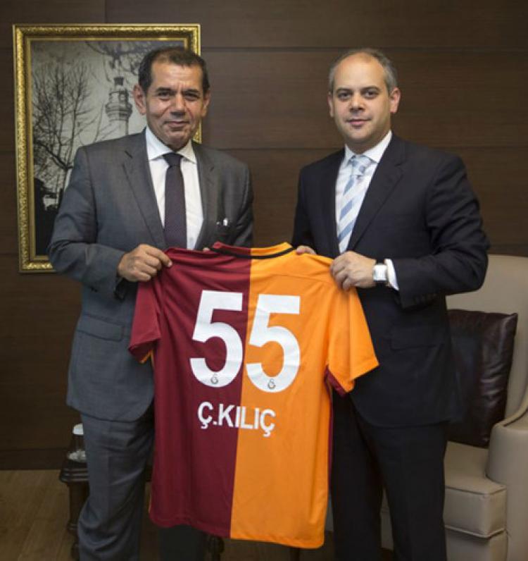 Galatasaray yönetimi, Bakan Kılıç'a forma hediye etti