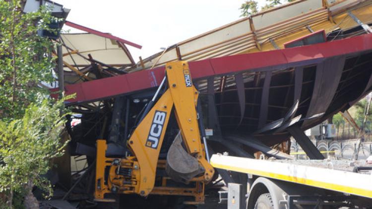 Üzerinde iş makinesi olan belediye aracının çarptığı üst geçit çöktü