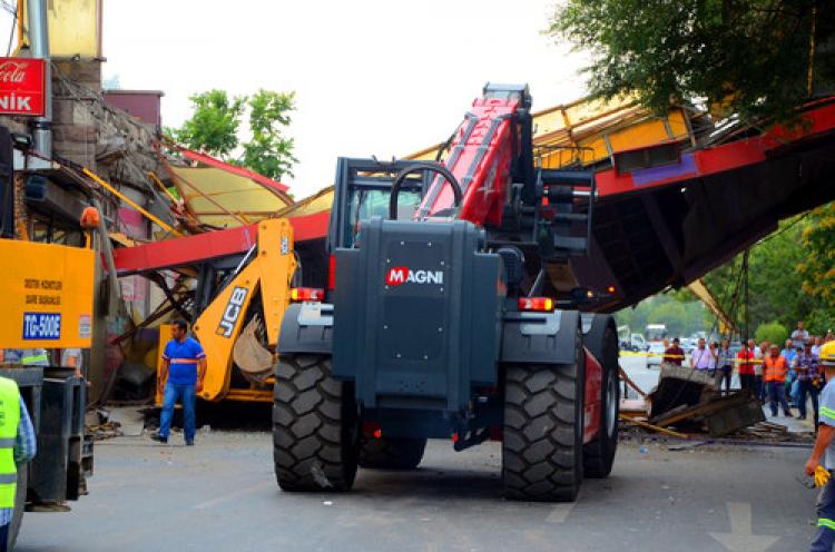 Çekici çarpıp çökerttiği üst geçidin enkazı temizlendi