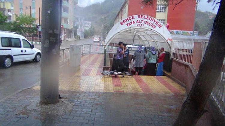 Osmaniye'de yağmura hazırlıksız yakalandılar