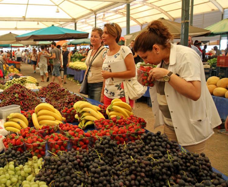 Çileklere koku vermek için sprey sıkmışlar!