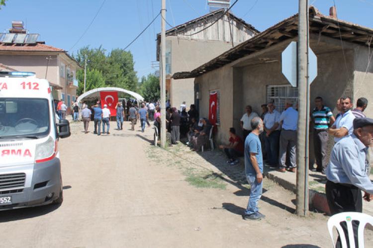 Şehit erin annesi Kürtçe ağıtlar yaktı