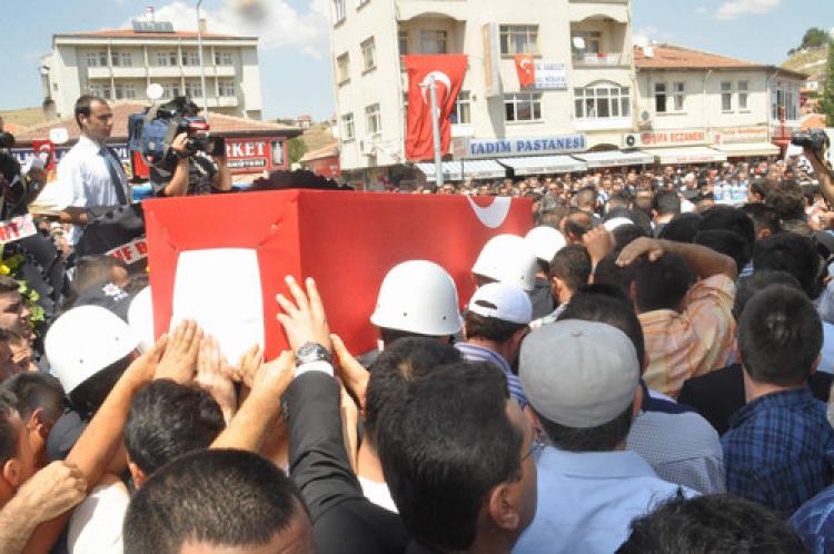 'Başbakan askere kendi yavrularını yollasın'