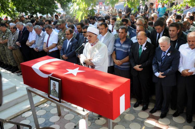 Şehit onbaşı Kürtçe ve Türkçe ağıtlarla son yolculuğuna uğurlandı