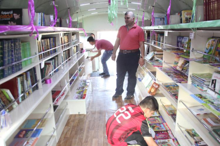 Türkiye'nin desteğiyle Kerkük'te kurulan seyyar kütüphaneye büyük ilgi