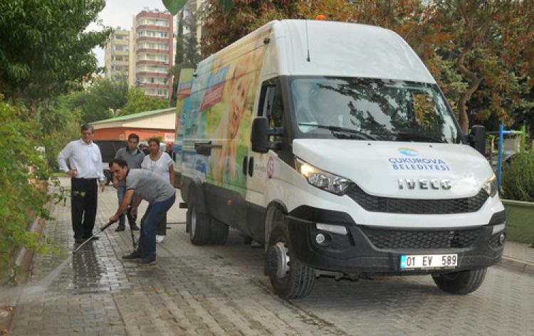 Çukurova’da yollara ilaçlı suyla temizleniyor