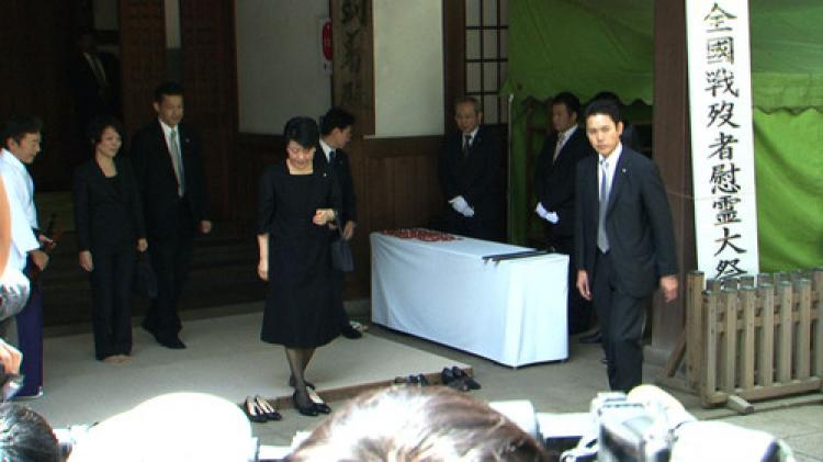 Japon hükümeti tartışmalı tapınağa bakan gönderdi