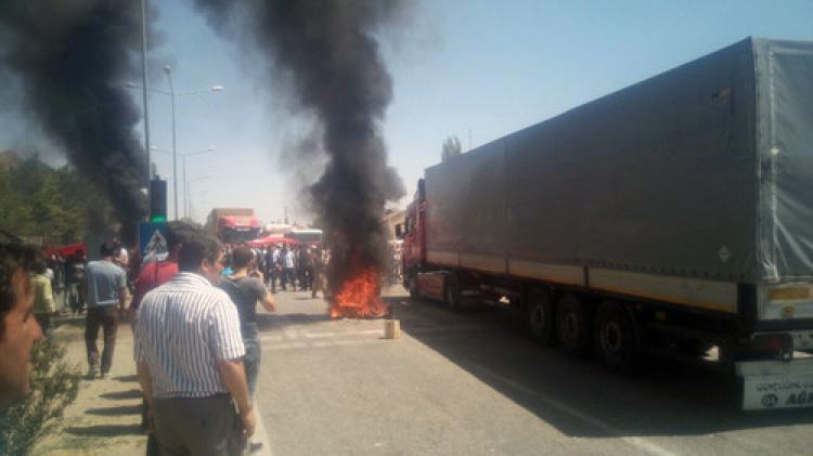 Pasinler'de teröre tepki gösteren halk lastik yakıp yol kapattı