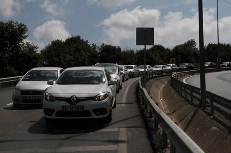 Yol kapatarak trafik kazalarını protesto ettiler