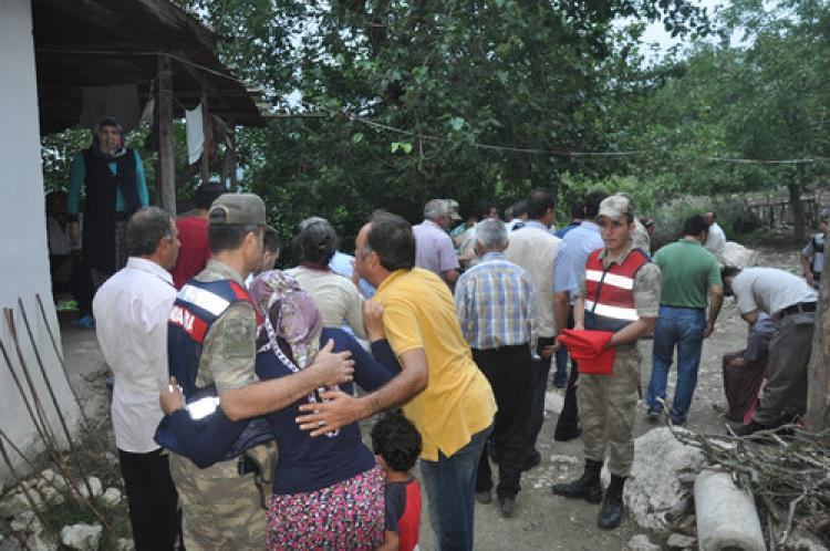 Şehit Gürlek'in Kadirli'deki baba evine ateş düştü