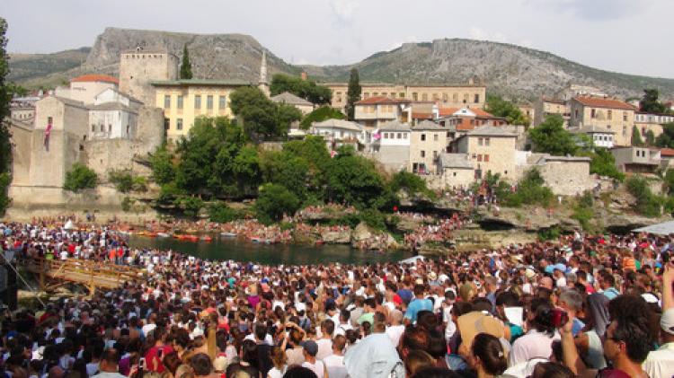 Mostar Köprüsü'nden artistik atlama yarışması