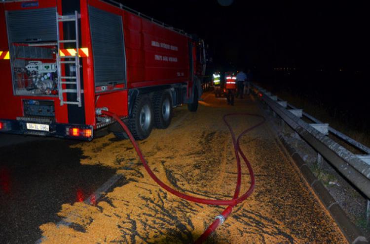 Buğday yüklü kamyona çarpan araç alev aldı