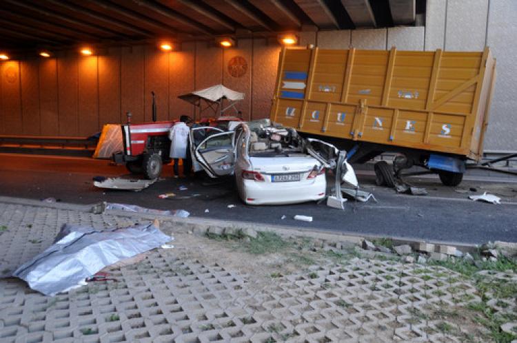 Trafik kazasında aynı aileden 2 kişi öldü, 3 kişi yaralandı