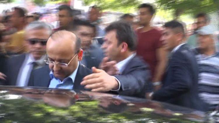 Şehit cenazesinde Yalçın Akdoğan'a pet şişeli protesto
