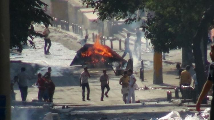 Küçükçekmece’de yol kapatan gruba polis müdahalesi