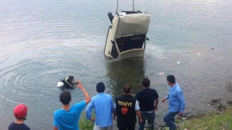 Baba-kız baraja uçan otomobilde boğularak can verdi