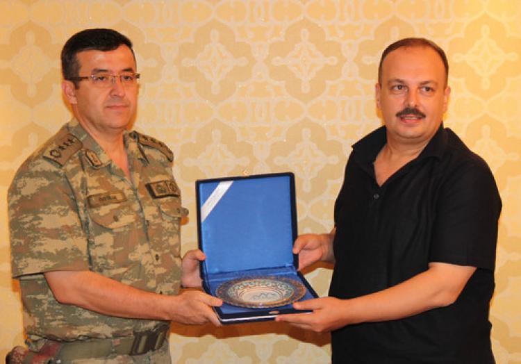 Hakkari'den tayini çıkan il jandarma komutanına veda yemeği