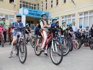 Bursa'da öğrenciler okullarına bisikletle gidiyor