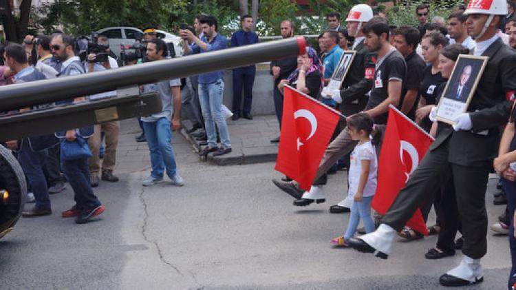 Babasını askerlerle yürüyerek uğurladı
