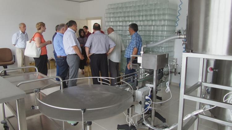 Ballar, hijyenik ortamda teste gönderilip dolumu gerçekleştiriliyor