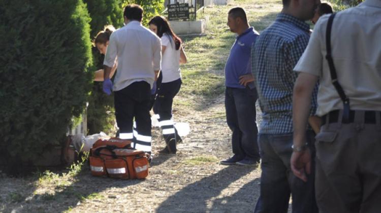 Son nefesini eşinin kabri başında verdi