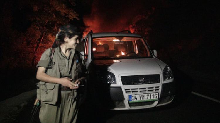 PKK’lı grup yol kesti, araçları ateşe verdi