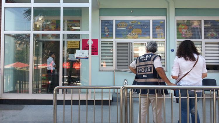 İzmir'de polis anaokulu bastı