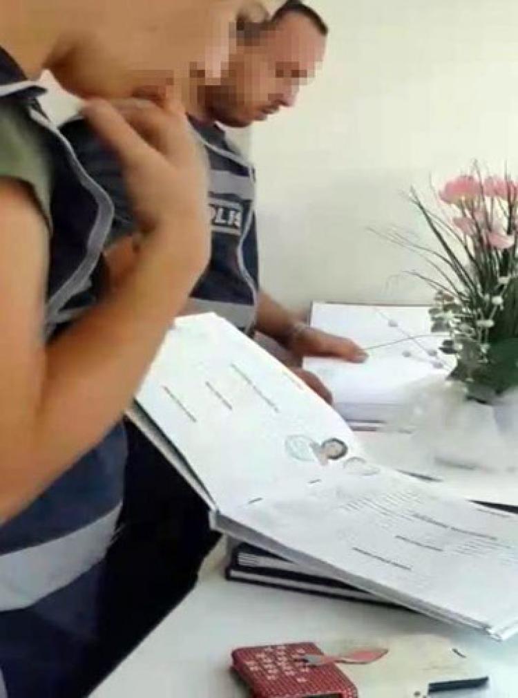 Polis, bastığı anaokulunda öğrencilerin kalemlik ve ürün dosyalarını inceledi