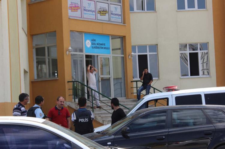 Ağrı'da eğitim kurumlarına polisler eşliğinde baskın
