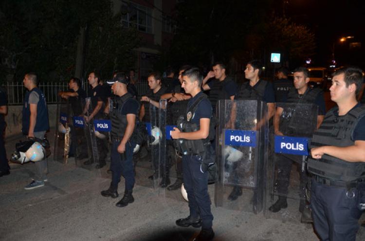 Polisi öpmeye çalışınca biber gazını yedi