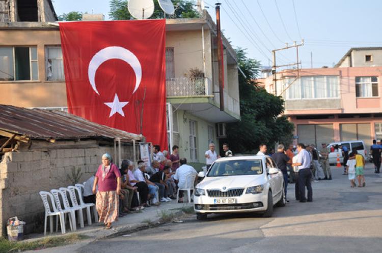 Şehit  Aktürk'ün Kadirli'deki  evine bayrak asıldı