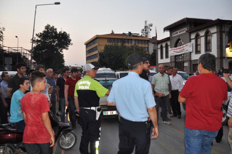 Şehit askerler için yolu trafiğe kapadı