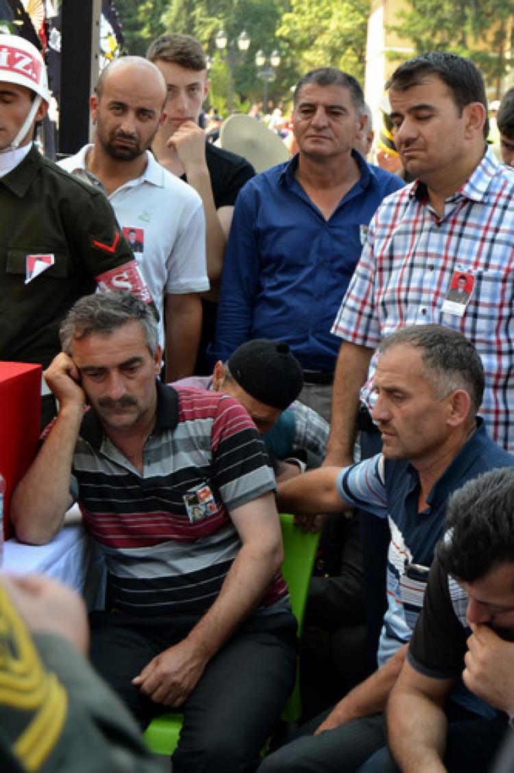Şehit babasının, oğlunun fotoğrafına bakışı yürekleri burktu